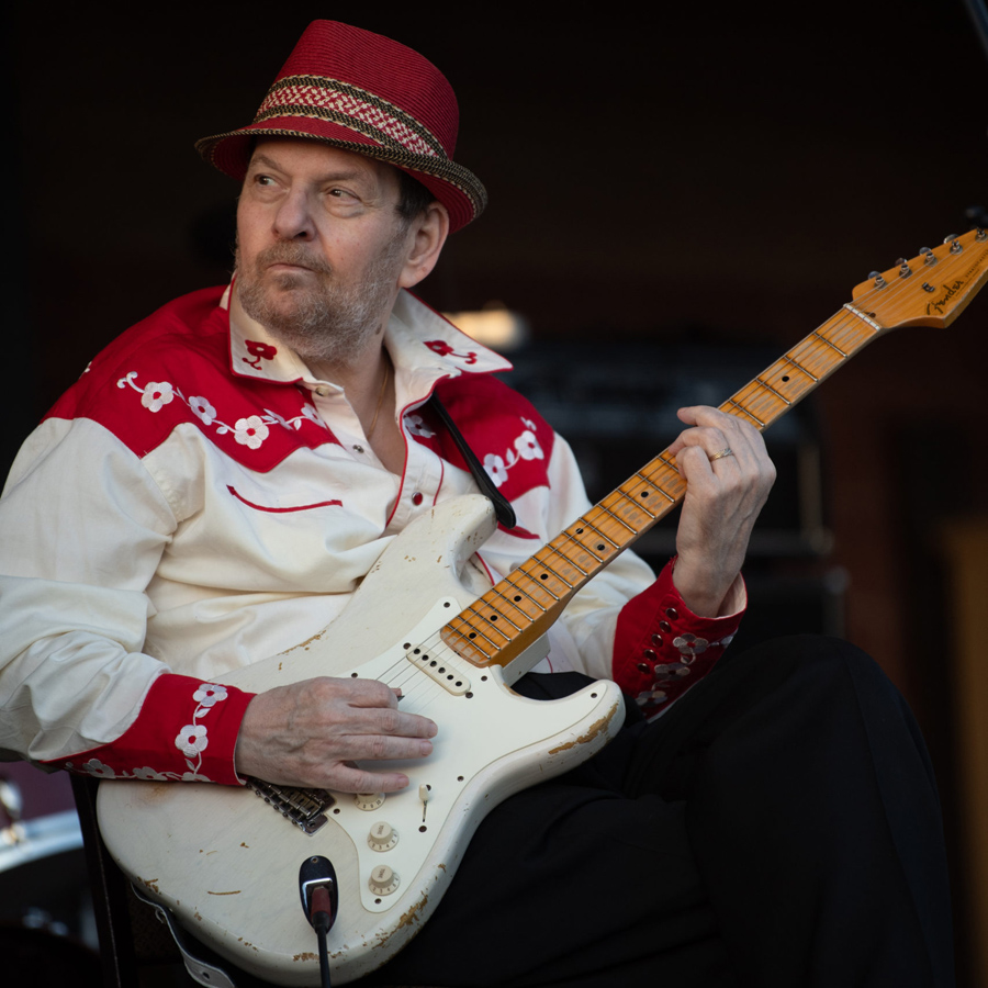 Ronnie Earl - photo by Laura Carbone