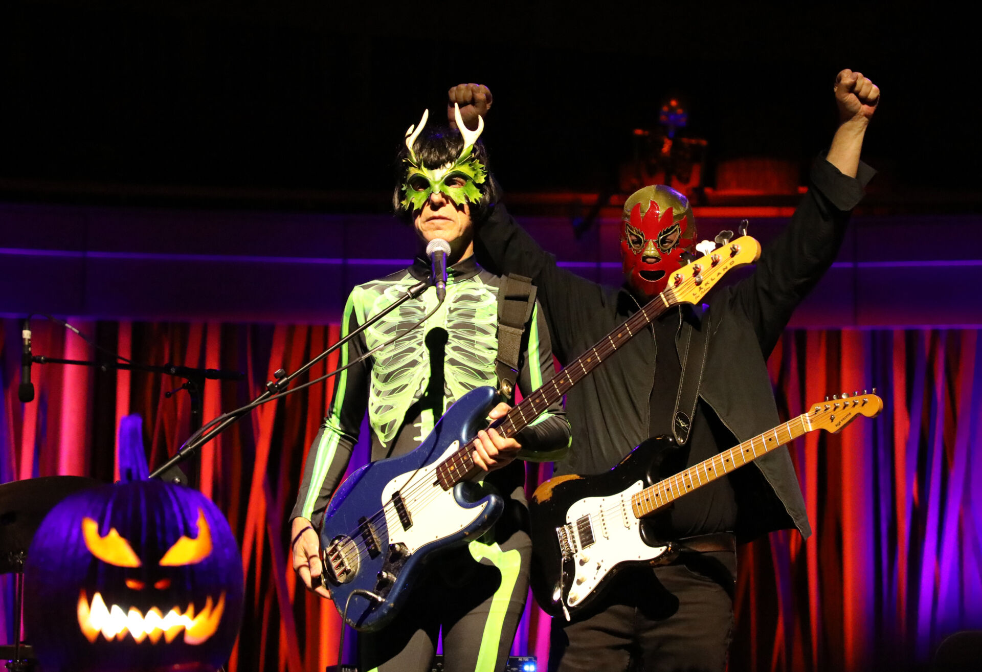 Mike Rivard and Duke Levine of Club D’Elf at Groton Hill Halloween concert – photo by Stephen M. Crafts Mike Rivard and Duke Levine of Club D'Elf at Groton Hill Halloween concert - photo by Stephen M. Crafts