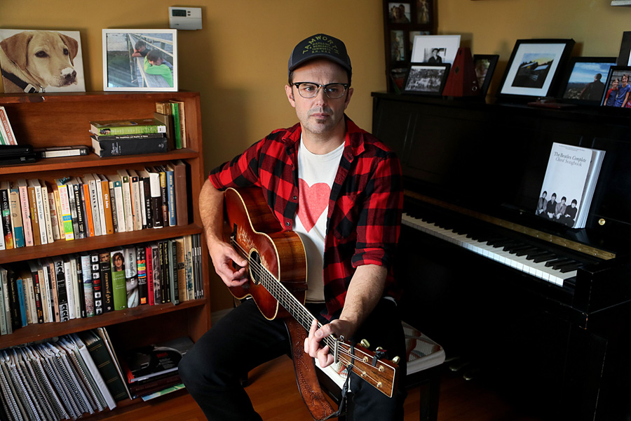 Mark Erelli – photo by Suzanne Kreiter Mark Erelli - photo by Suzanne Kreiter