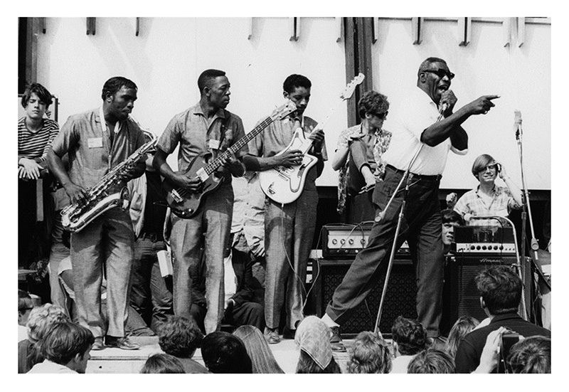 Howlin’ Wolf at Newport Folk Festival 1966 – photo by David Gahr Howlin' Wolf at Newport Folk Festival 1966 - photo by David Gahr